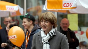 CDU, Yeşiller, FDP ve beş partinin desteklediği, seçimin favorisi olarak görülen bağımsız aday Henriette Reker bıkçaklı saldırıya uğradı.